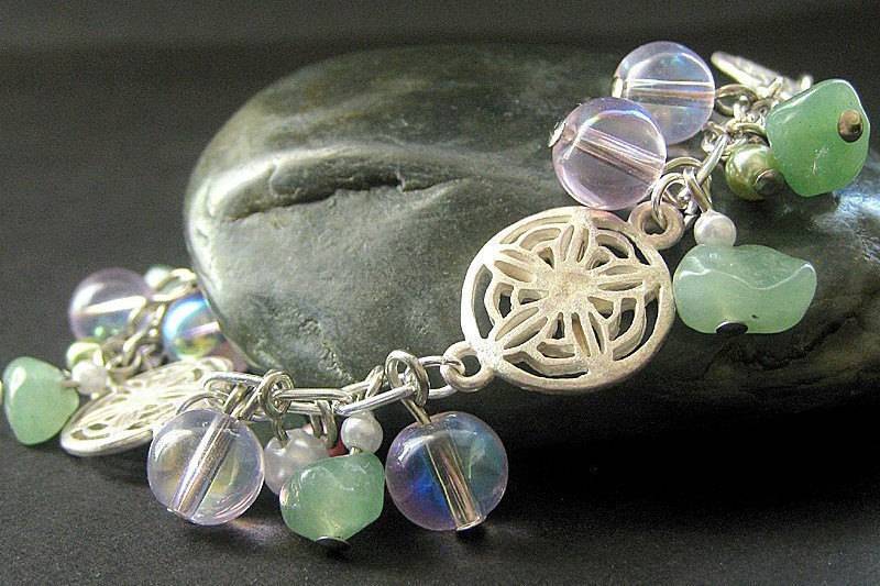Aventurin Bettelarmband Ohrring Set - Schnee Im Sommer. Handgefertigtes Armband von Gilliauna
