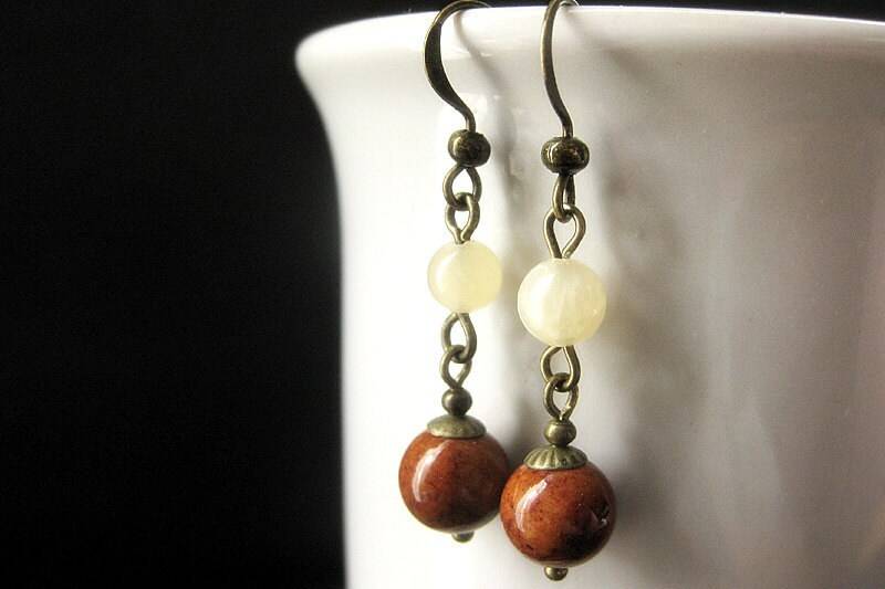 Baumeln Ohrringe Aus Fossil Stein, Honig Jade Und Bronze. Handgefertigte Ohrringe von Gilliauna