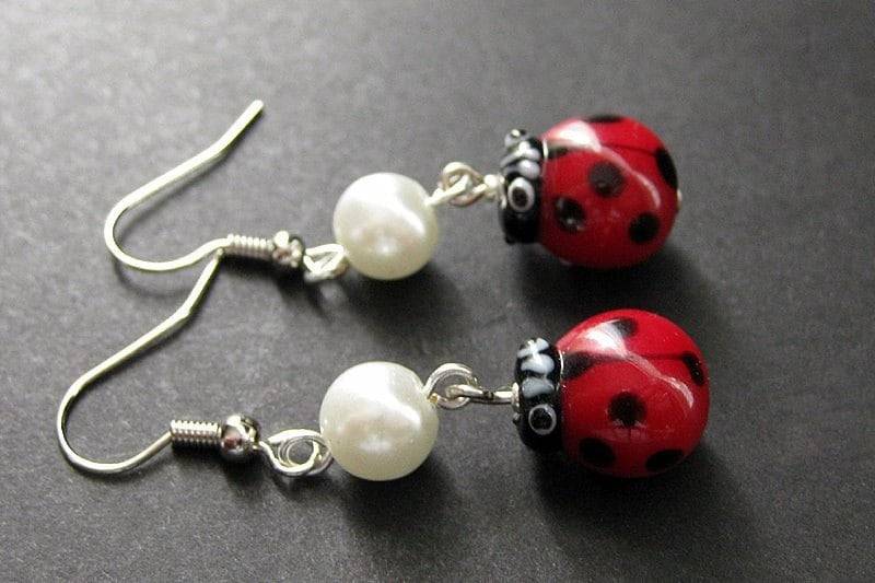 Bezaubernde Marienkäfer Ohrringe Mit Glasperlen. Handwerker Schmuck von Gilliauna