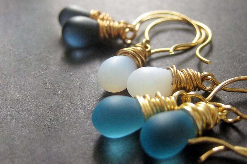 Blaue Ohrringe 3Er Set. Briolette Ohrringe. Baumeln Draht Gewickelt in Gold. Handgefertigte von Gilliauna