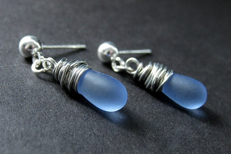 Blaue Ohrringe. Draht Gewickelt Ohrstecker in Tropfenform Aus Tröpfchenstoff Und Silber. Handgefertigte von Gilliauna