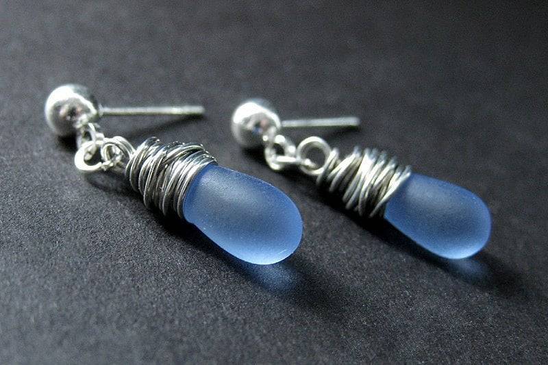 Blaue Ohrringe. Draht Gewickelt Ohrstecker in Tropfenform Aus Tröpfchenstoff Und Silber. Handgefertigte von Gilliauna
