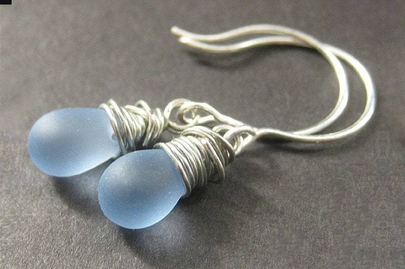 Blaue Ohrringe. Teardrop Ohrringe Wire Wrapped in Silber - Elixir Of Blue Skies. Handgefertigte von Gilliauna