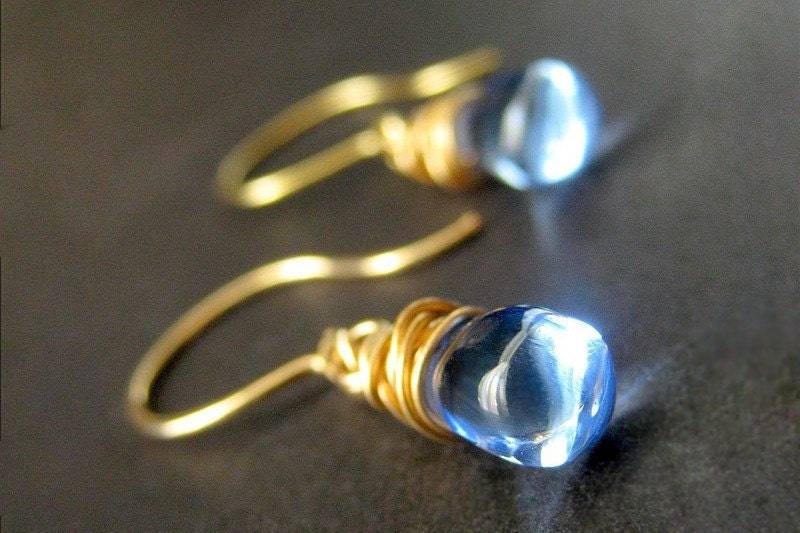 Blaue Teardrop Ohrringe Wire Wrapped - Tropfenelexier in Gold Handmade Schmuck von Gilliauna