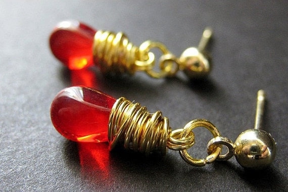 Blutrote Ohrringe. Gold Draht Gewickelt Ohrringe - Teardrop Post Ohrring Verschlüsse. Handmade Schmuck von Gilliauna