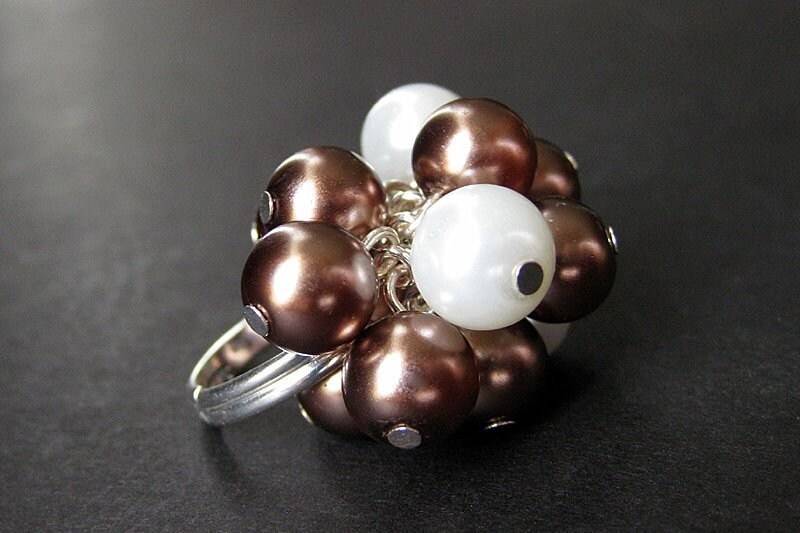Cocktail Ring - Cluster Perlenring in Mauve Kastanienbraun Und Weiß. Handmade Schmuck von Gilliauna