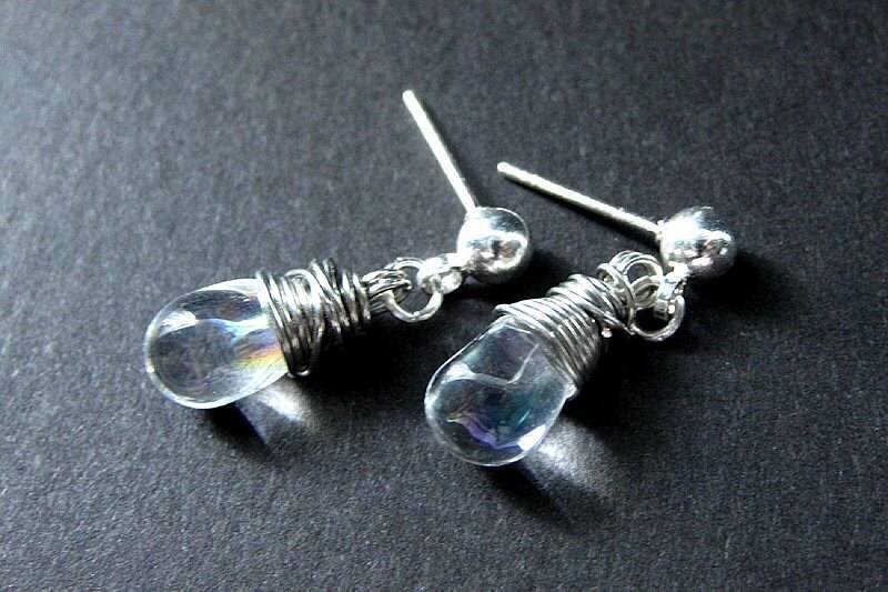 Draht Gewickelt Ohrringe, Irisierend Klar Teardrop, Silber Ohrstecker Handmade Schmuck von Gilliauna