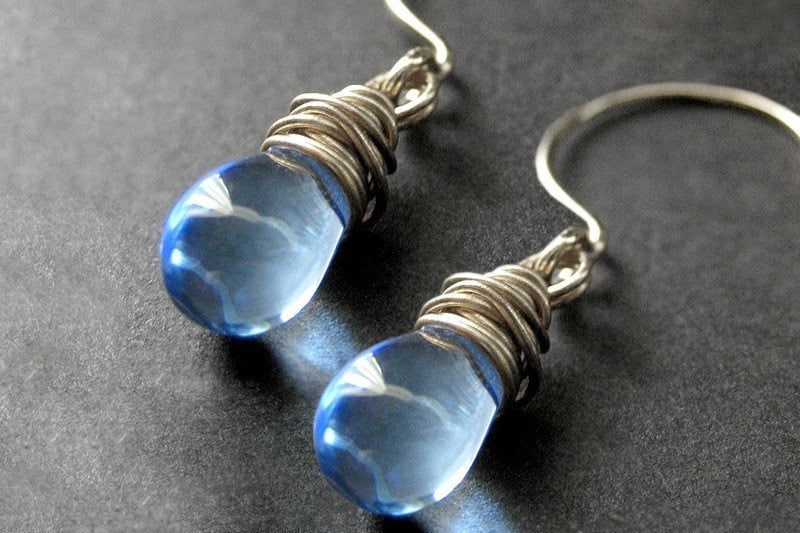 Draht Gewickelt Ohrringe Blaue Tropfen in Silber - Elixier Of Raindrops. Handgefertigte Ohrringe von Gilliauna