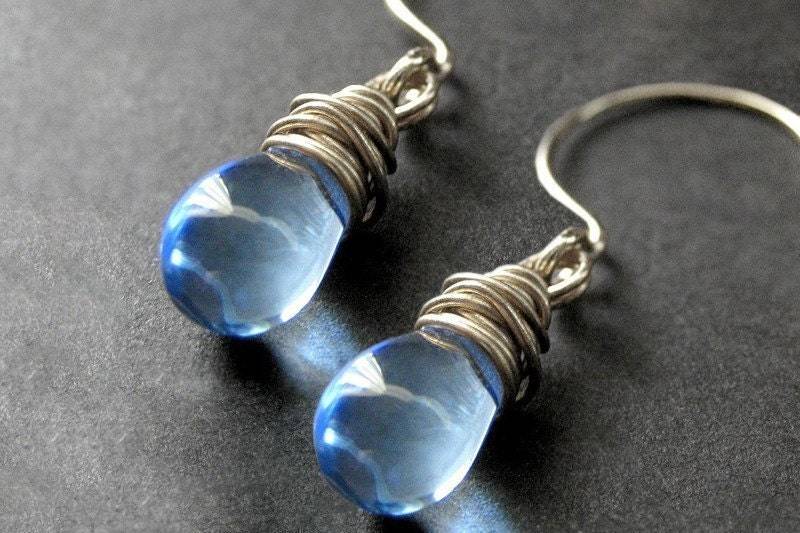 Draht Gewickelt Ohrringe Blaue Tropfen in Silber - Elixier Of Raindrops. Handgefertigte Ohrringe von Gilliauna