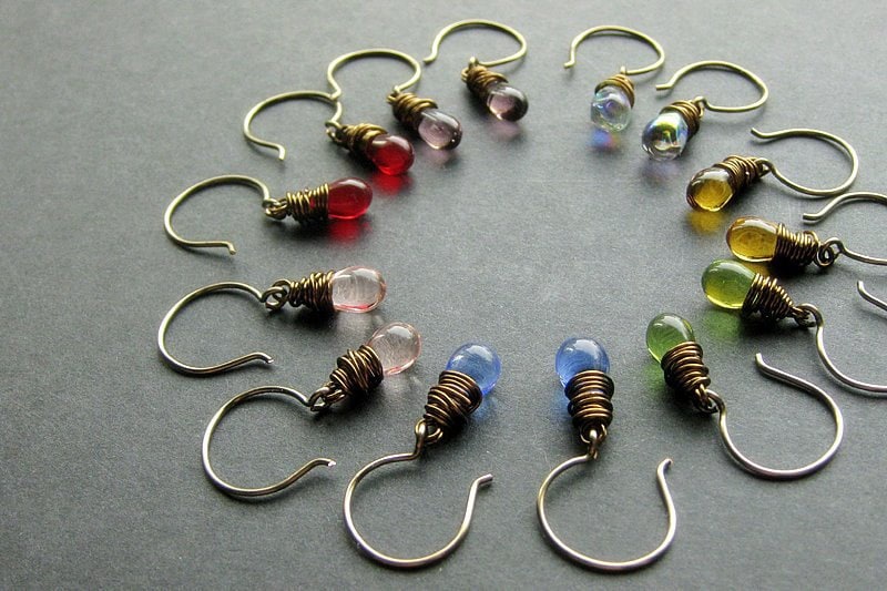 Draht Gewickelt Ohrringe Set. Baumeln Ohrringe. Teardrop in Klarem Glas Und Bronze - Set Von 7 Ohrringen. Handgefertigte von Gilliauna