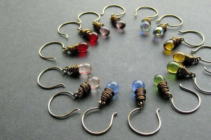 Draht Gewickelt Ohrringe Set. Baumeln Ohrringe. Teardrop in Klarem Glas Und Bronze - Set Von 7 Ohrringen. Handgefertigte von Gilliauna
