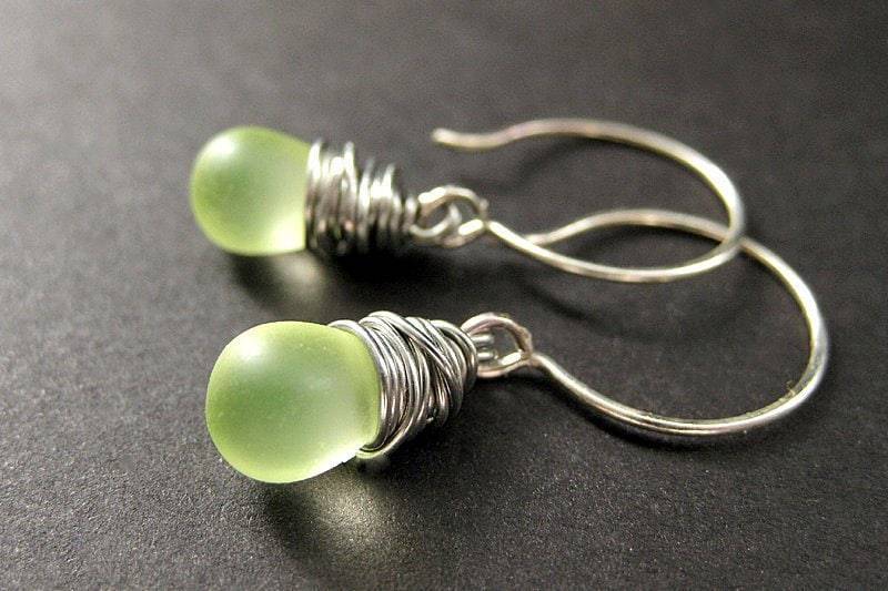 Draht Gewickelt Ohrringe Tropfen Ohrringe Aus Lemon Lime Glas Und Silber. Handgefertigte Ohrringe von Gilliauna