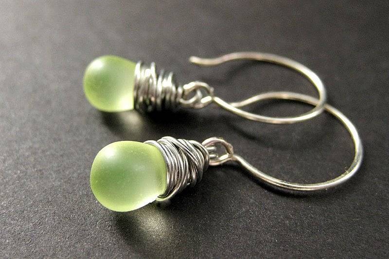 Draht Gewickelt Ohrringe Tropfen Ohrringe Aus Limetten Glas. Sterling Silber. Handgefertigte Ohrringe von Gilliauna