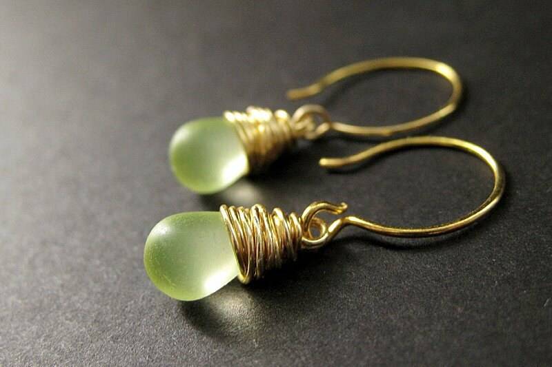 Draht Gewickelt Ohrringe Tropfenförmige Ohrhänger Aus Limetten Glas Und Gold. Handmade Schmuck von Gilliauna