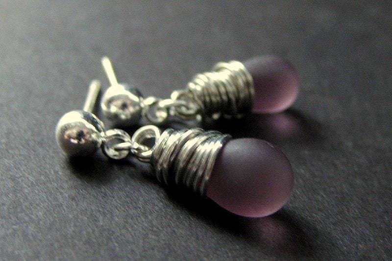 Draht Gewickelt Ohrringe in Silber Mit Lila Gefrosteten Tropfen, Ohrstecker. Handmade Schmuck von Gilliauna