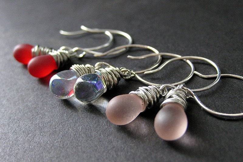 Draht Gewickelt Ohrringe in Silber Mit Tropfen Rot, Pink Und Klar. Passion Elixir Collection 3Er-Set von Gilliauna