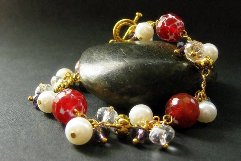 Edelstein Armband Bettelarmband Aus Feuerachat, Amethyst, Kristall Und Perle - Limited Edition. Handgefertigtes Armband von Gilliauna