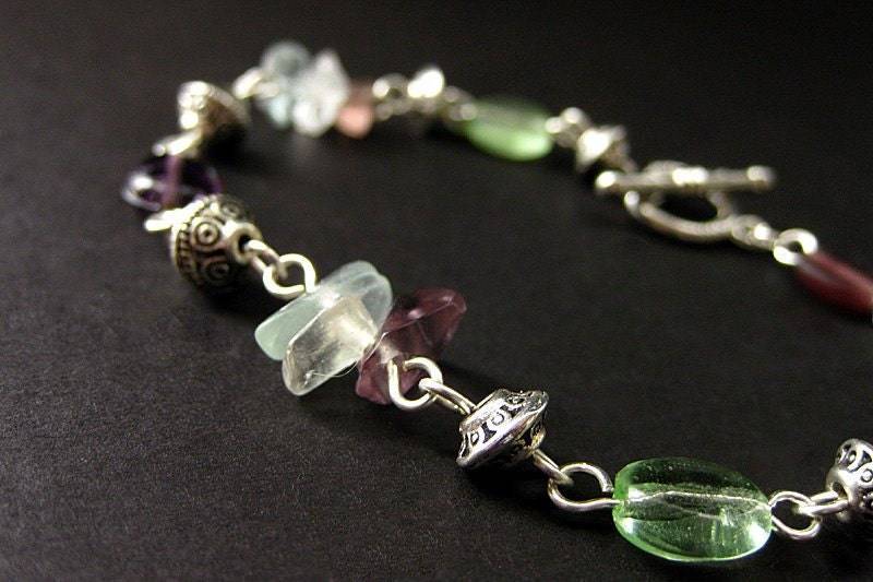 Edelstein Armband. Flourit Perlenarmband in Lila, Minzgrün Und Silber. Handmade Schmuck von Gilliauna