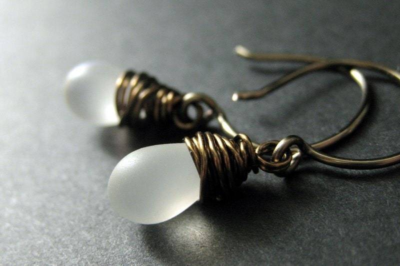 Frostweiße Ohrringe Tropfenförmige Ohrringe Aus Draht Umwickelt Mit Bronze - Elixier Des Frosts. Handgefertigte Ohrringe von Gilliauna