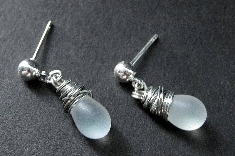 Gefrostete Glas Teardrop Ohrstecker Draht Eingewickelt in Silber. Handmade Schmuck von Gilliauna