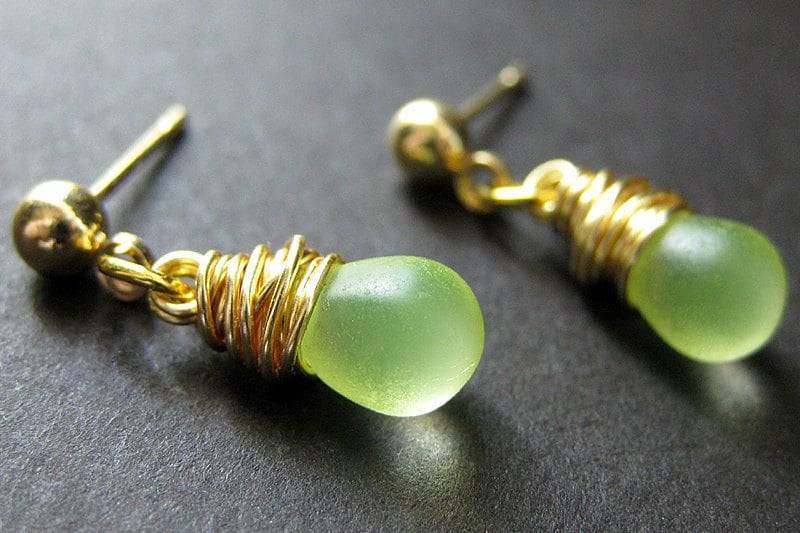 Gelb Grün Wire Wrapped Gefrostete Teardrop Ohrringe in Gold Und Post Ohrringe. Handgefertigte von Gilliauna