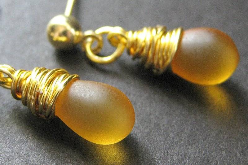 Gold Post Ohrringe. Gefrostete Honig Teardrop Draht Gewickelt Handmade Schmuck von Gilliauna