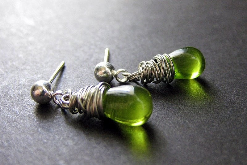 Grüne Glasdraht Gewickelt Teardrop Baumeln Ohrstecker in Silber - Elixir Of Absinth. Handgefertigte Ohrringe von Gilliauna