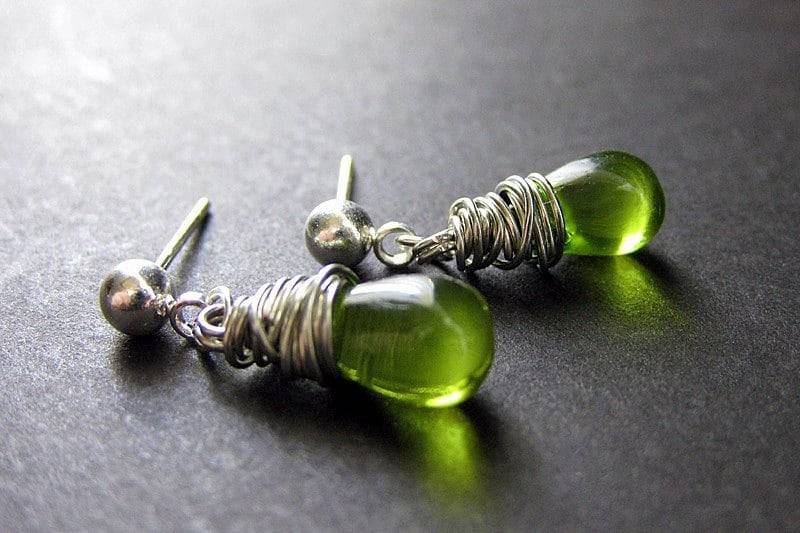 Grüne Glasdraht Gewickelt Teardrop Baumeln Ohrstecker in Silber - Elixir Of Absinth. Handgefertigte Ohrringe von Gilliauna
