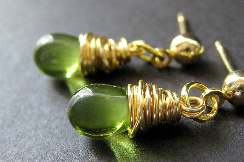 Grüne Glastropfen Golddraht Eingewickelte Ohrstecker von Gilliauna