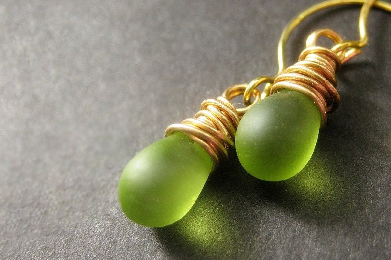 Grüne Ohrringe Tropfenförmige Ohrringe Aus Draht, Gefasst in Gold. Gefrostete Oma Apfelgrün. Handgefertigte Ohrringe von Gilliauna