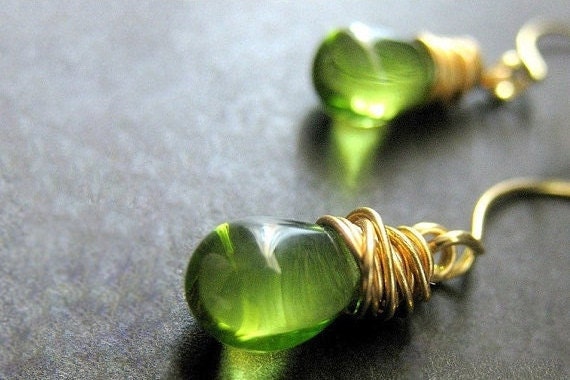 Grüne Teardrop Ohrringe - Baumeln Ohrringe, Gold Wire Wrapped Ohrringe. Handgefertigte von Gilliauna