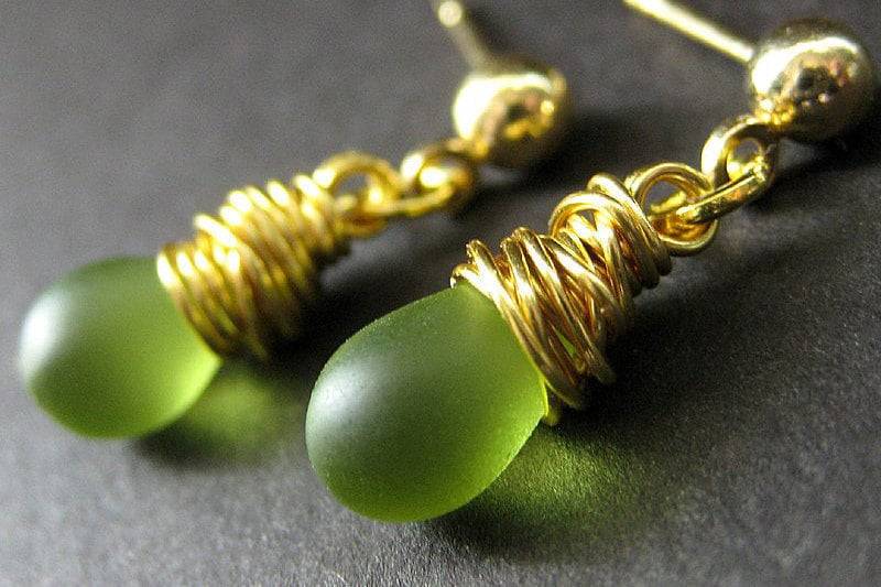 Grüne Teardrop Ohrringe Golddraht Gewickelt Ohrstecker von Gilliauna