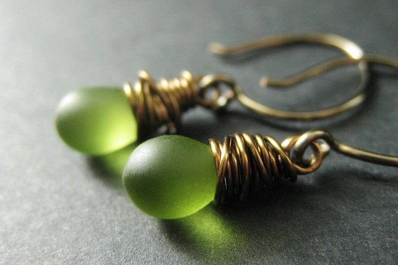 Grüne Teardrop Ohrringe Wire Wrapped in Bronze - Elixier Der Grandma Äpfel. Handgefertigte Ohrringe von Gilliauna