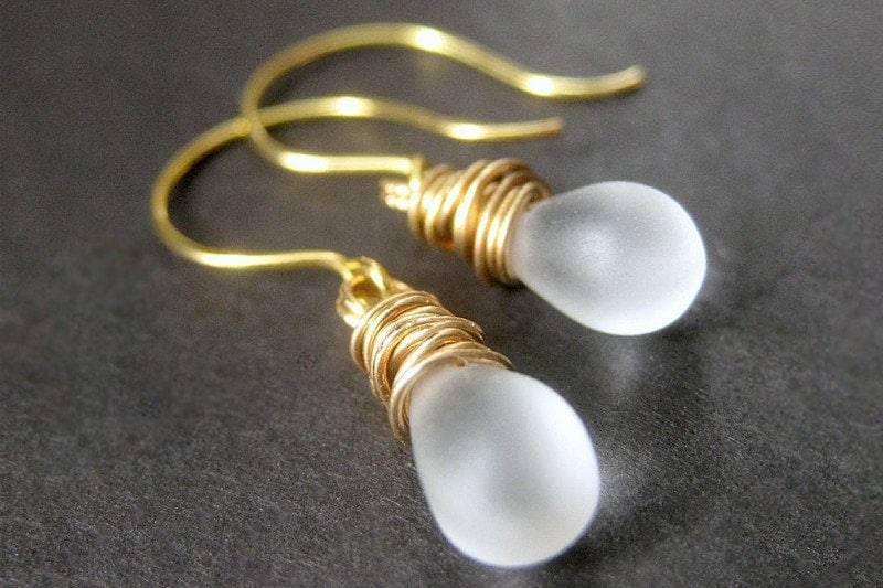 Handgemachte Ohrringe Aus Mattiertem Glasdraht Golddraht Gewickelt von Gilliauna