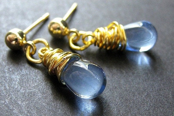 Himmelblau Ohrringe Golddraht Gewickelt Teardrop Post Ohrstecker. Handmade Schmuck von Gilliauna