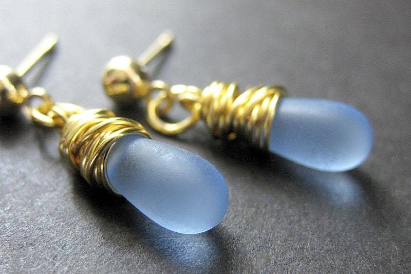 Himmelblaue Ohrringe. Gold Draht Wrapped Teardrop Ohrringe Und Ohrstecker Verschlüsse. Handmade Schmuck von Gilliauna