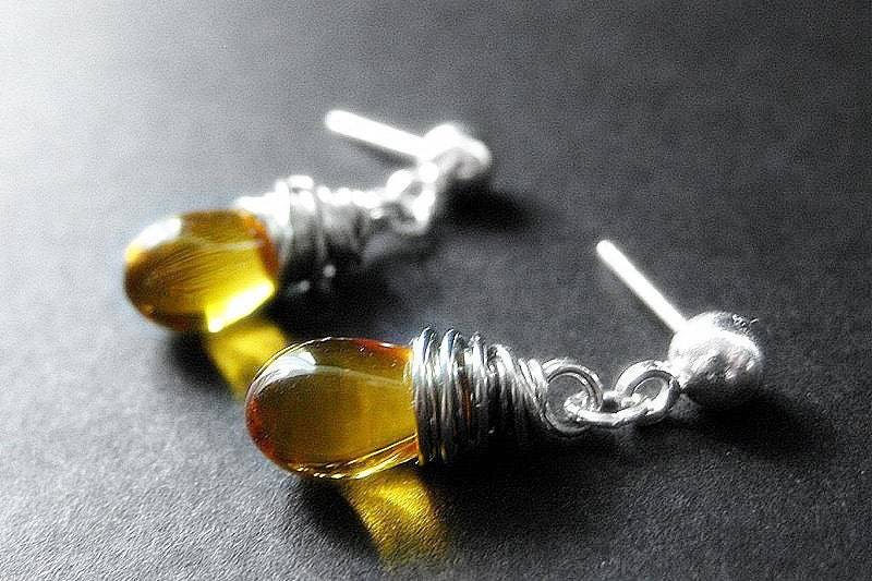 Honig Glas Teardrop Ohrstecker Wire Wrapped in Silber. Handmade Schmuck von Gilliauna