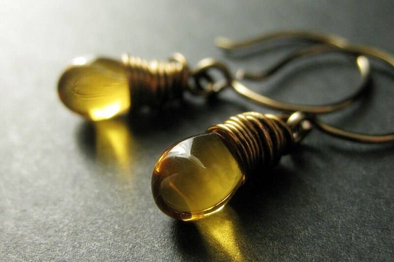 Honig Gold Teardrop Ohrringe. Ohrringe Aus Draht Gewickelt Bronze - Elixier Des Honigs Handgefertigte von Gilliauna