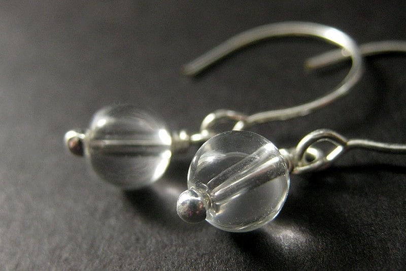 Klare Glaskugel-Ohrringe in Silber. Handmade Schmuck von Gilliauna