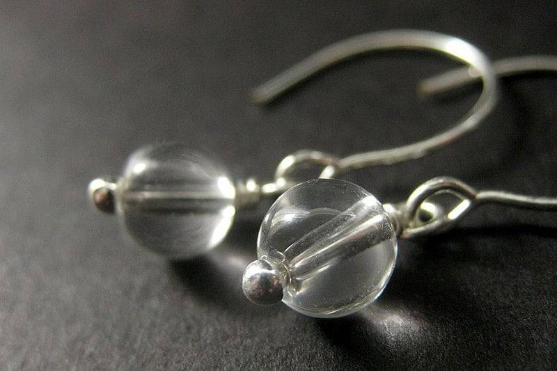 Klare Glaskugel-Ohrringe in Silber. Handmade Schmuck von Gilliauna