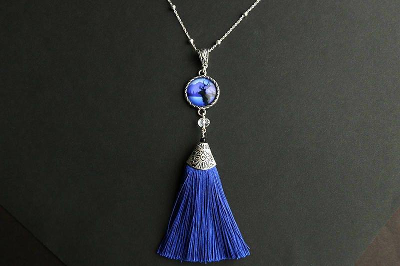 Kobaltblaue Quasten-Halskette Handgefertigter Hirsch Silhouette-Anhänger von Gilliauna