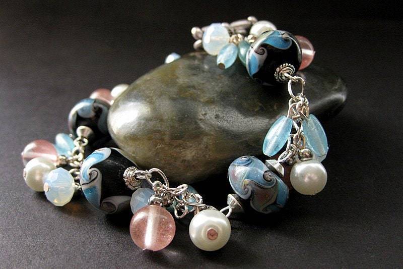 Lampwork Bettelarmband in Blau, Rosa Kirschquarz Und Perle. Handmade Schmuck von Gilliauna