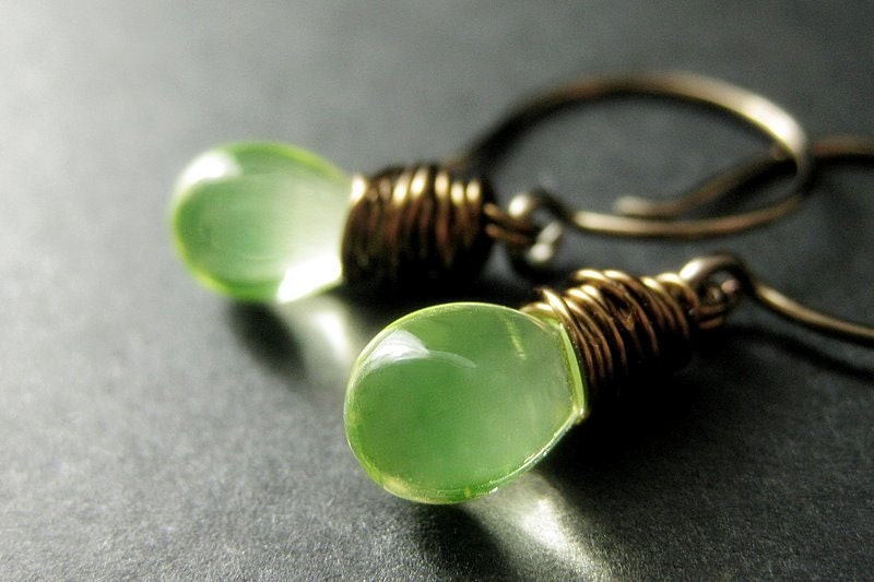 Lemon Lime Ohrringe in Gelb Grün Wire Wrapped Bronze - Elixir Of Limeiaide. Handgefertigte Ohrringe von Gilliauna
