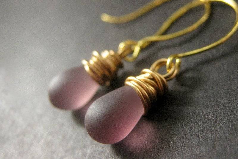 Lila Hängeohrringe. Draht Gewickelt Ohrringe. Amethyst-Wolkenglas Ohrringe in Gold - Elixier Der Träume. Handgefertigte von Gilliauna