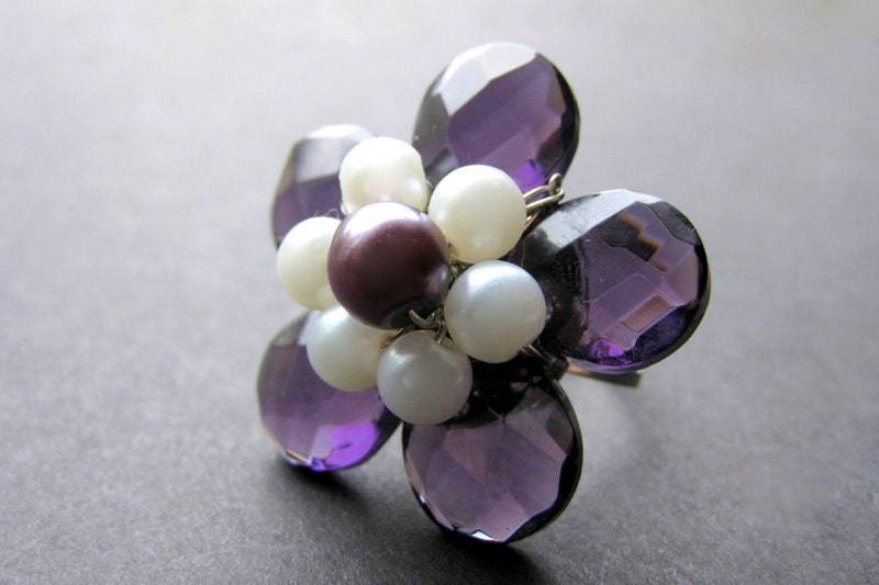 Lila Kristallblumen-Ring Mit Perlen. Handmade Schmuck von Gilliauna