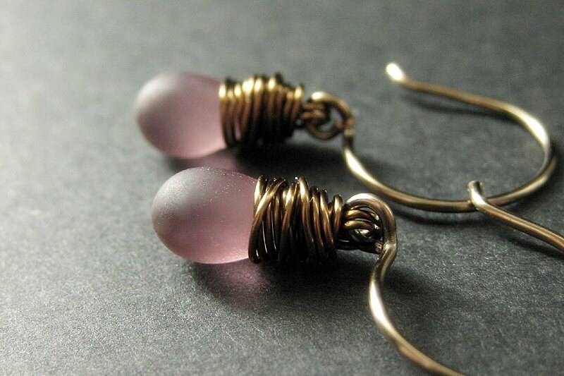 Lila Ohrringe Tropfenwolken Aus Draht, Gewickelt in Bronze - Elixier Der Träume. Handgefertigte Ohrringe von Gilliauna