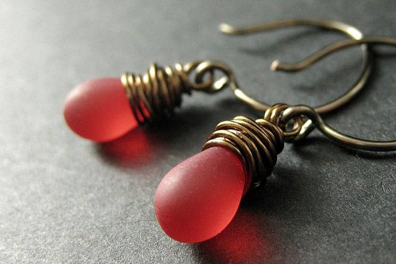 Opak Rot Tropfen Ohrringe. Roter Draht Eingefasst in Bronze - Elixier Der Roten Rosen von Gilliauna