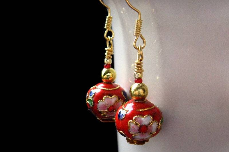 Perlen Blumen Ohrringe, Rote Cloisonne. Handmade Schmuck von Gilliauna