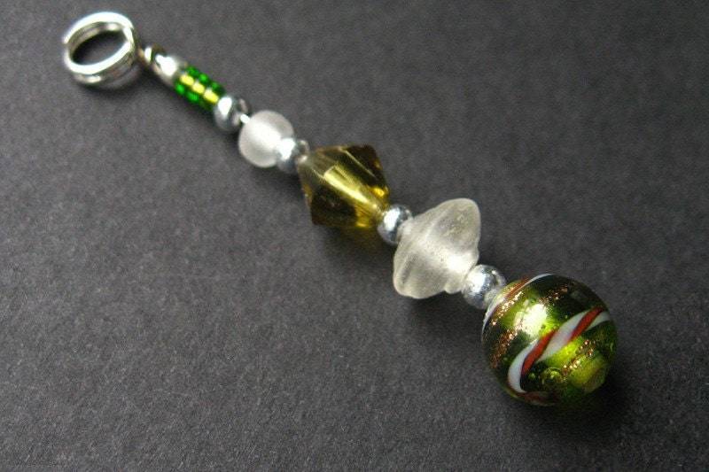 Perlen Grün Anhänger. Grüner Charm. Handmade Handyanhänger, Schlüsselanhänger, Brieftaschenanhänger Oder Reißverschlussanhänger von Gilliauna