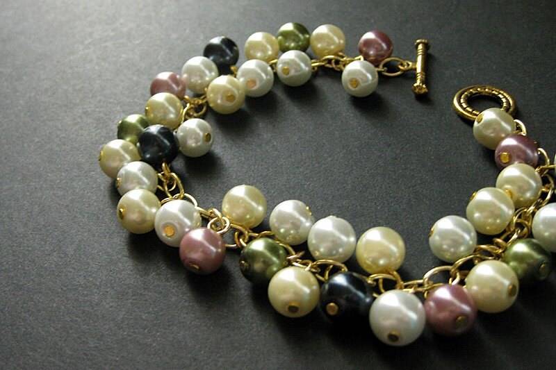 Perlenarmband. Perlen-Charm-Armband Mit Malvenfarbenem Pink, Marineblau, Elfenbein Und Weiß. Gold Armband. Handgefertigtes Handmade Schmuck von Gilliauna